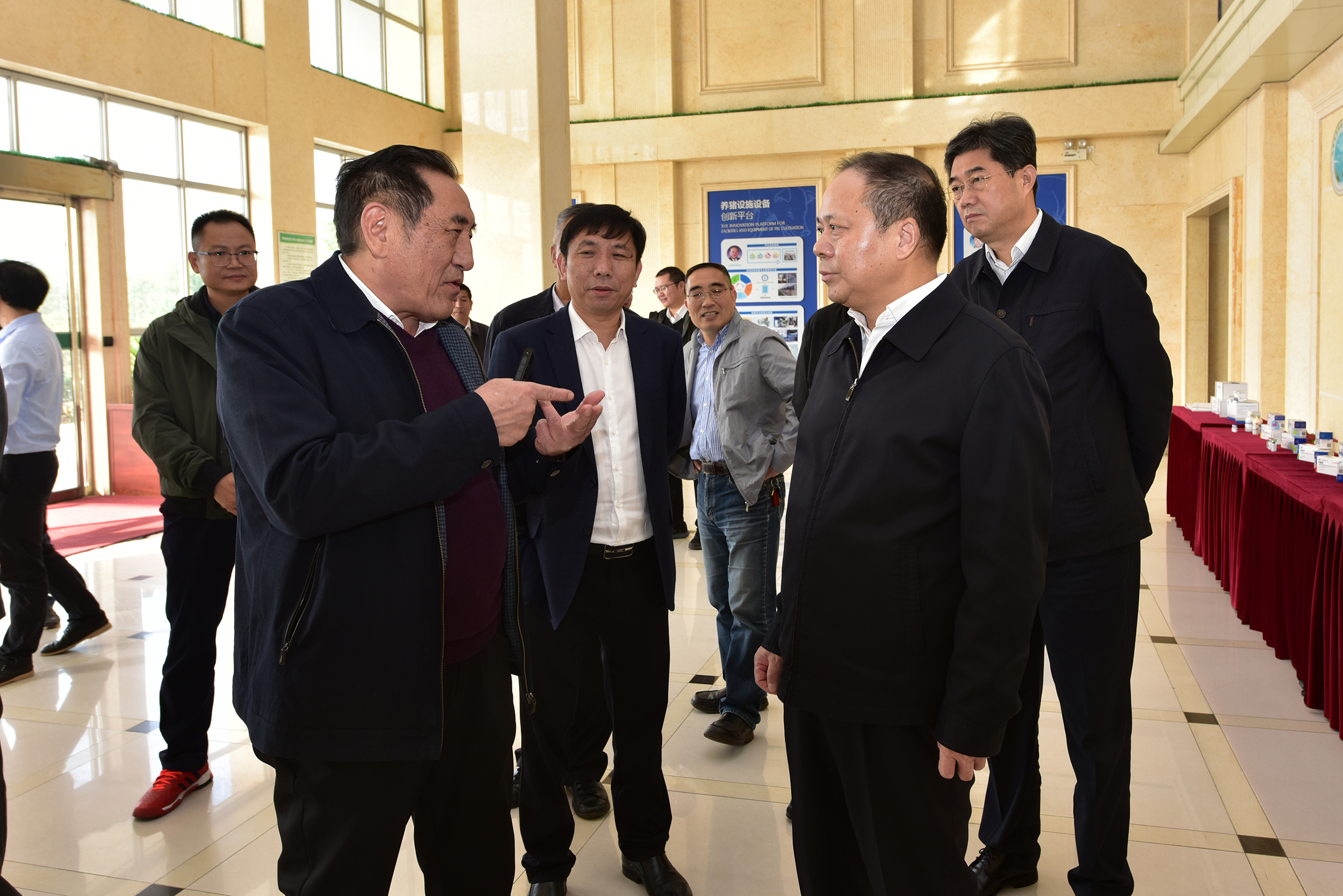 陳煥春院士為萬勇介紹生豬健康養殖協同創新中心基本情況2