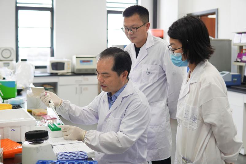 晏向華帶領團隊開展科研攻關